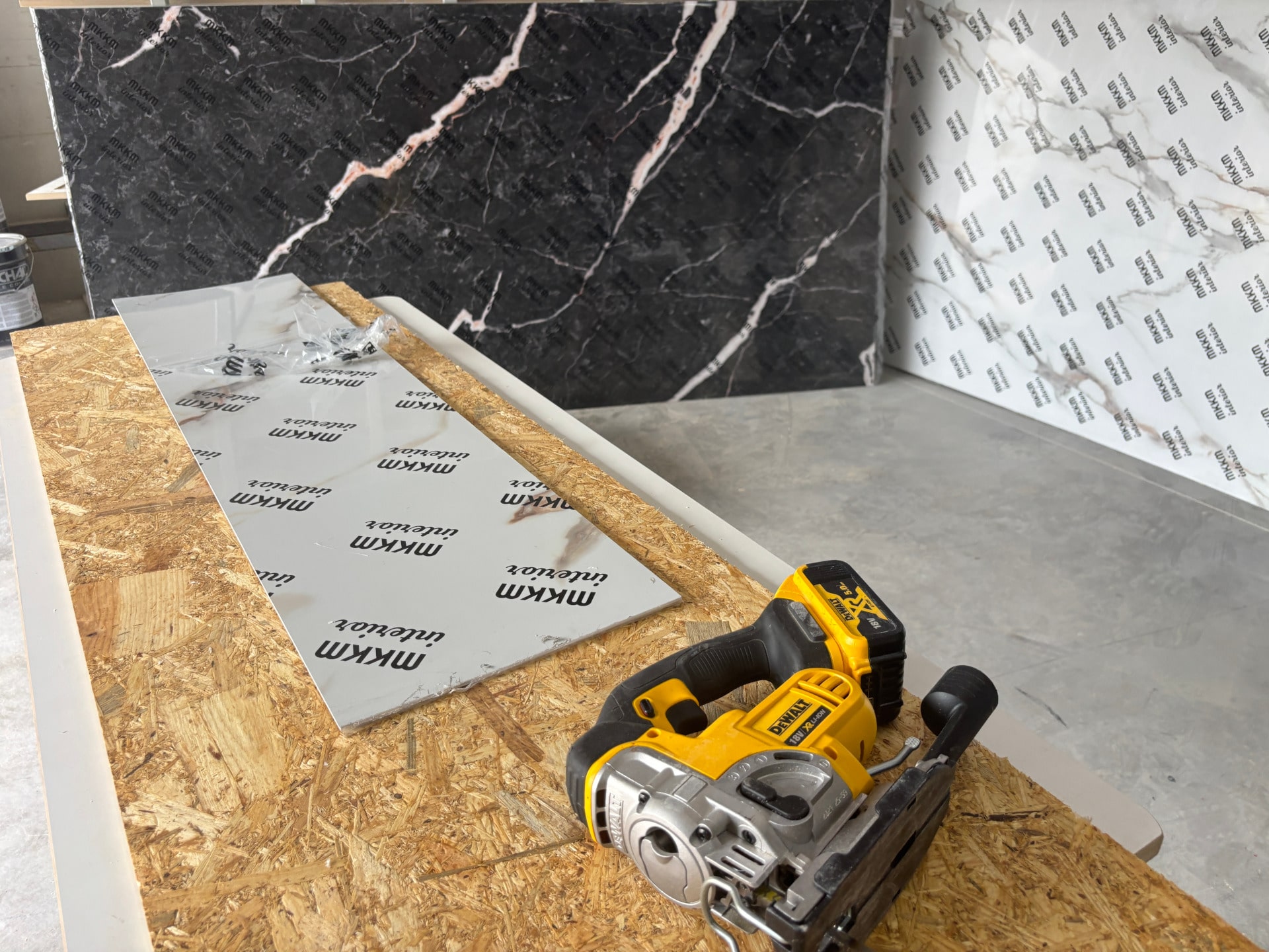 Nowy film: Jak montować panele ścienne marmurowe PCV?